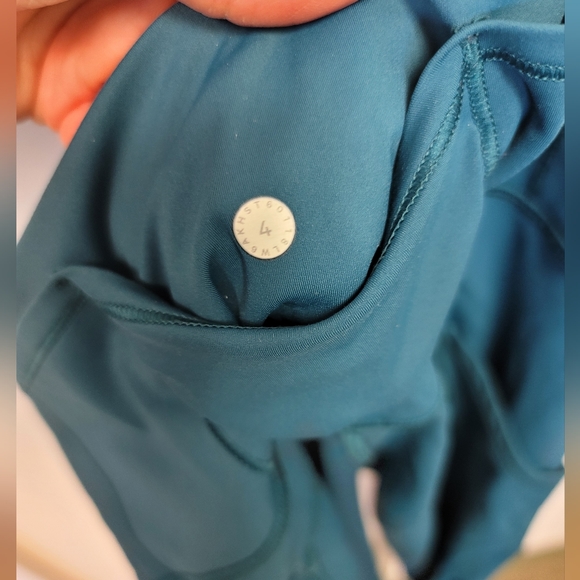 LULULEMON Fast Free Crop Leggings  - Women's High-Performance Activewear - Picture 4 of 9